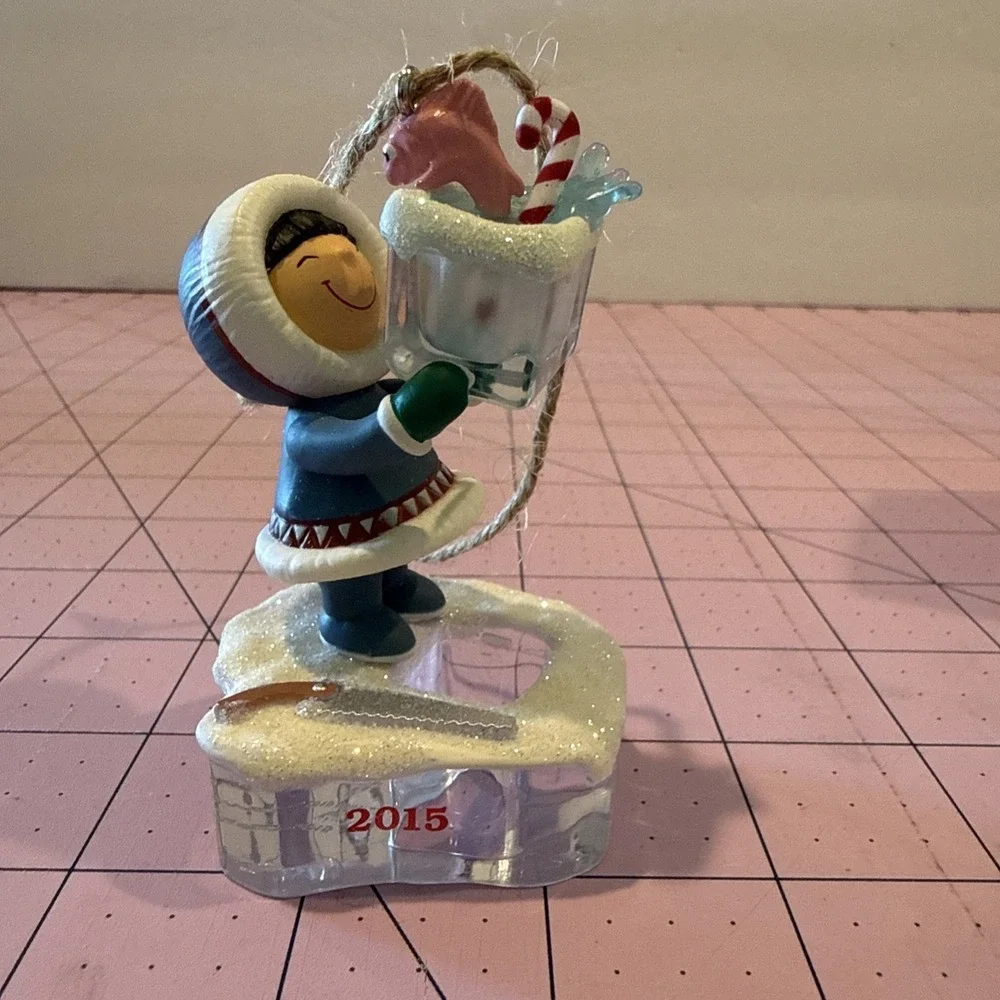 2015 Hallmark Frosty Friends Ornament – Fishbowl Ice Block Scene – #36 in Series